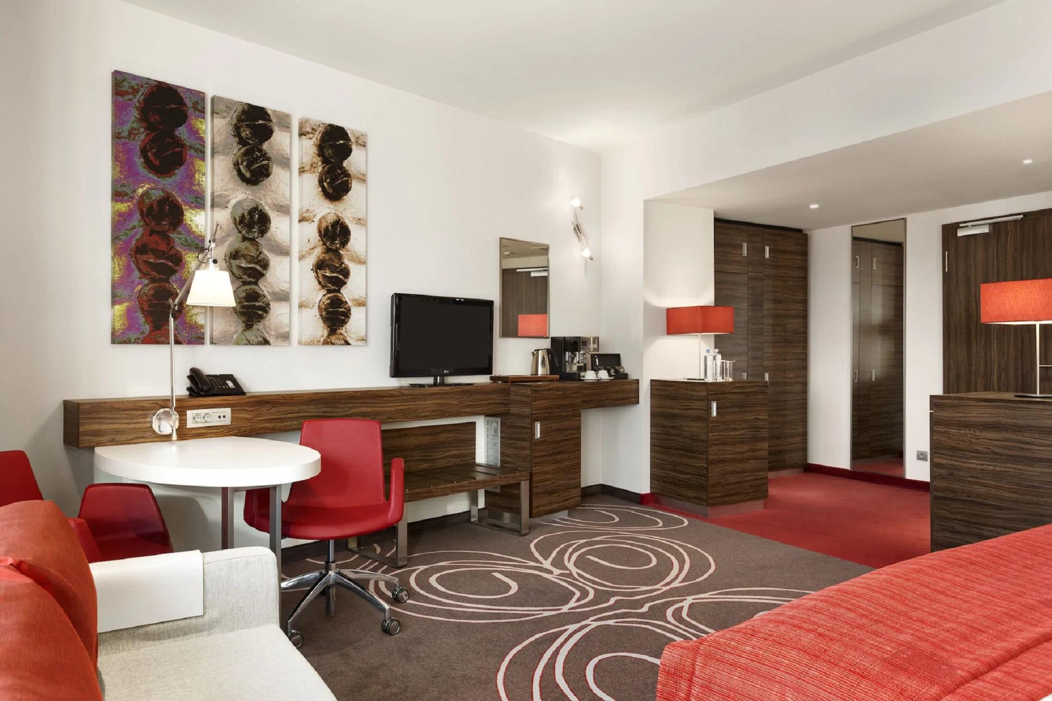 Hotel Ramada بيتستِ المظهر الخارجي الصورة